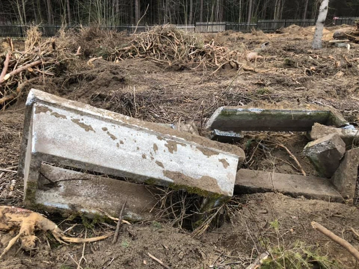 Policja bada sprawę dewastacji kilkudziesięciu nagrobków na zabytkowym cmentarzu ewangelickim w Nowej Wsi Ełckiej w Warmińsko-Mazurskiem. Prowadzona była tam wycinka drzew. Śledztwo ma ocenić także, czy doszło do zbeszczeszczenia zwłok. 