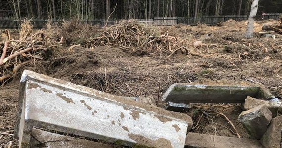 Policja bada sprawę dewastacji kilkudziesięciu nagrobków na zabytkowym cmentarzu ewangelickim w Nowej Wsi Ełckiej w Warmińsko-Mazurskiem. Prowadzona była tam wycinka drzew. Śledztwo ma ocenić także, czy doszło do zbeszczeszczenia zwłok. 