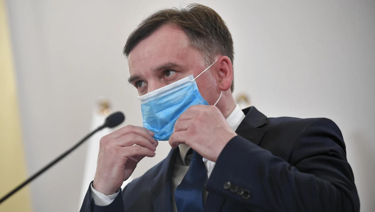 Nie wezmę odpowiedzialności za zmianę naszych zobowiązań wobec wyborców - powiedział minister sprawiedliwości, szef Solidarnej Polski Zbigniew Ziobro, pytany o stanowisko ws. budżetu UE. Jego zdaniem "suwerenności Polski" nie można ryzykować. Inaczej tę sprawę ocenia nasz największy koalicjant - dodał.