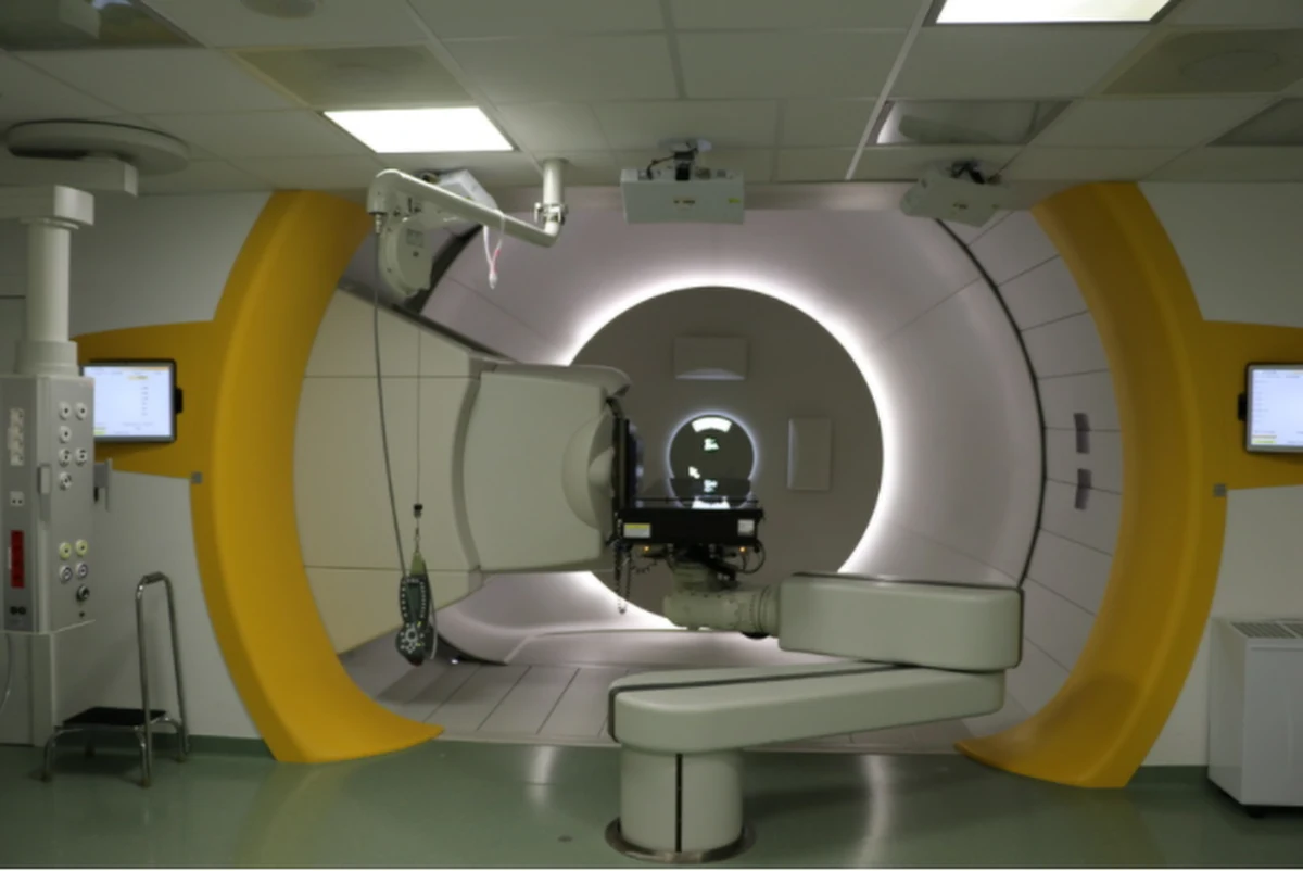 Poważne uchybienia w sprawie kwalifikacji leczenia nowotworów terapią protonową  w jedynym działającym w Polsce centrum Cyklotronowym w Krakowie. Najwyższa Izba Kontroli w najnowszym raporcie wskazuje, że zarówno Narodowy Fundusz Zdrowia, Instytut Onkologii, jak i Ministerstwo Zdrowia, popełniło poważne błędy, przez co wielu pacjentów nie mogło skorzystać z leczenia. 