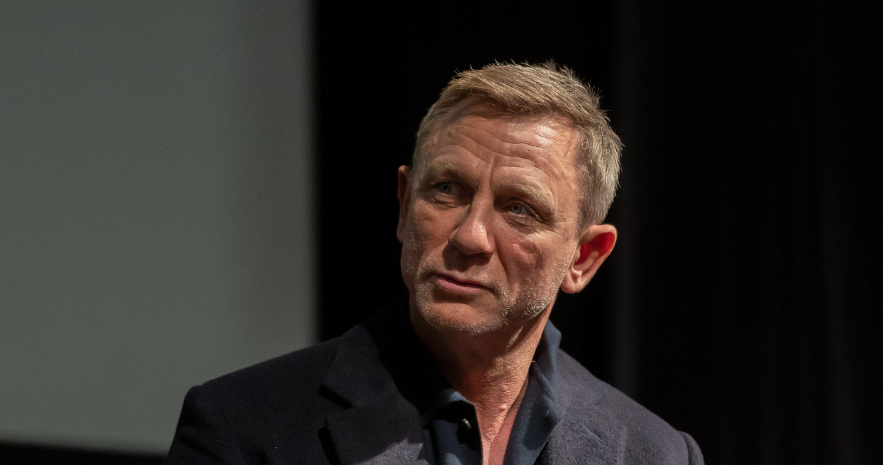 W internecie pojawiło się nagranie, na którym Daniel Craig w niezwykle emocjonalny sposób żegna się z rolą Jamesa Bonda i całą ekipą, pracującą przy produkcji filmu "Nie czas umierać". "To jeden z największych zaszczytów mojego życia" – wyznał wzruszony aktor. Obraz trafi na ekrany kin 1 października.