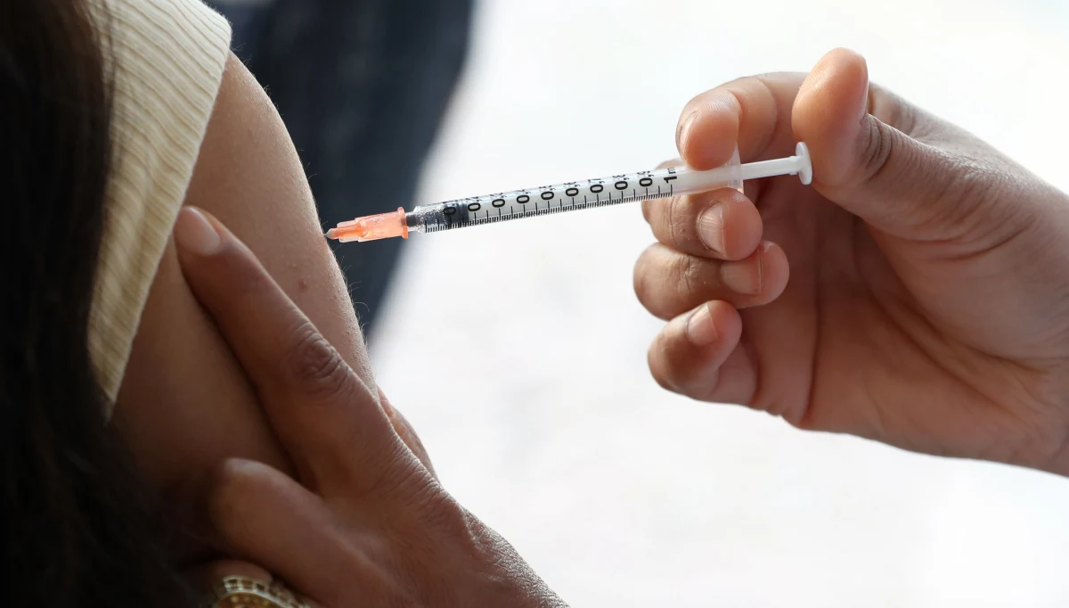 Rejestrację kolejnych roczników na szczepienie przeciw Covid-19 trzeba dostosowywać do liczby chętnych, przejściowo wstrzymując rejestrację lub przyspieszając rejestrację kolejnych roczników - powiedział w piątek szef KPRM, pełnomocnik rządu ds. szczepień Michał Dworczyk. Podkreślił, że rząd nie planuje zmian zasad co do wykorzystywania szczepionek w sytuacji, gdy pacjent nie stawia się na zabieg w terminie. 