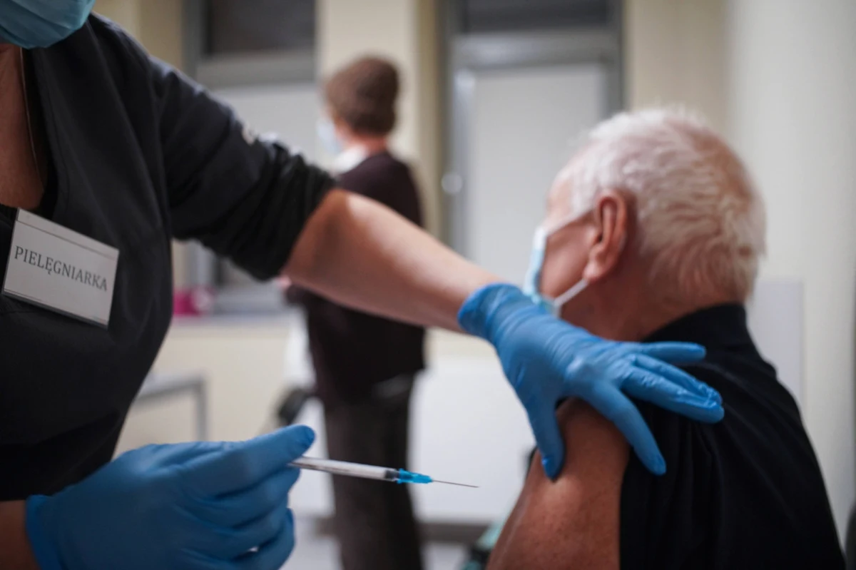 ​Upraszczamy i standaryzujemy ankietę umożliwiającą zakwalifikowanie do szczepienia przeciw COVID-19; będzie ona zawierała pytania dotyczące przeciwwskazań, a także ryzyk wymagających pogłębionej konsultacji z lekarzem - powiedział minister zdrowia Adam Niedzielski.