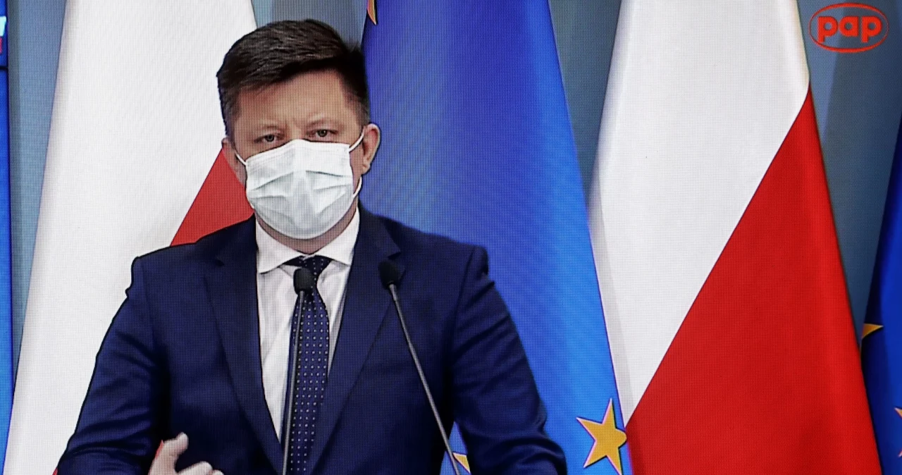 Minister-członek Rady Ministrów, szef KPRM Michał Dworczyk podczas konferencji prasowej transmitowanej z siedziby KPRM