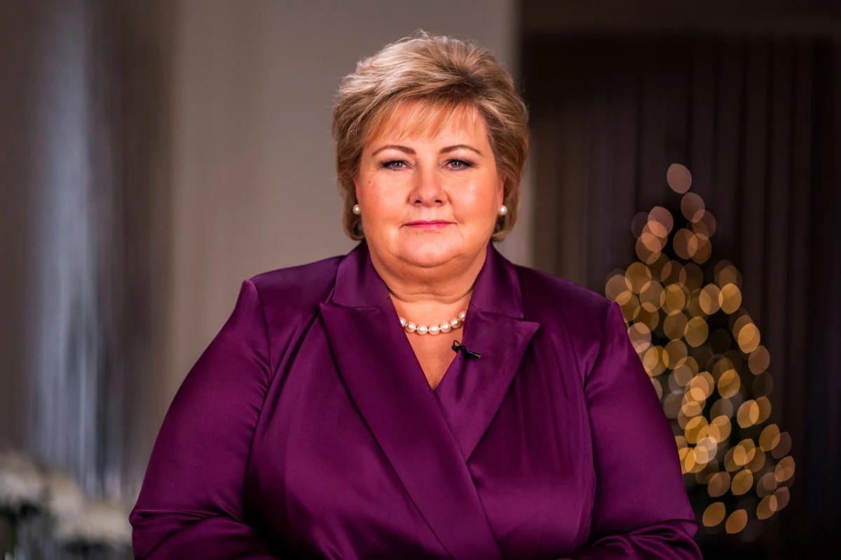 Premier Norwegii Erna Solberg ma zapłacić grzywnę w wysokości 20 tys. koron (prawie 2 tys. euro) za złamanie restrykcji przeciwepidemicznych. Szefowa rządu w Oslo zorganizowała imprezę urodzinową.