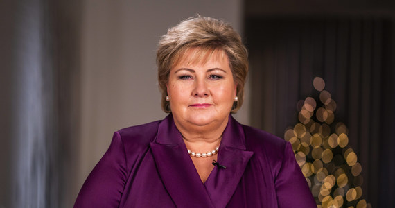 Premier Norwegii Erna Solberg ma zapłacić grzywnę w wysokości 20 tys. koron (prawie 2 tys. euro) za złamanie restrykcji przeciwepidemicznych. Szefowa rządu w Oslo zorganizowała imprezę urodzinową.