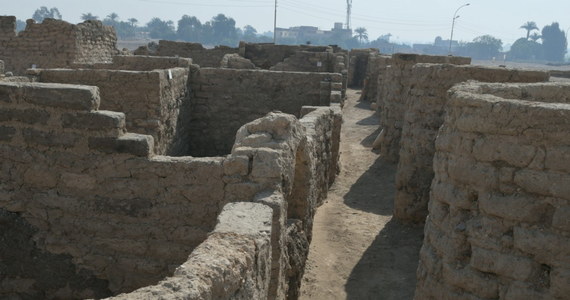 Archeolodzy odkryli mające ponad 3 tysiące lat miasto, które ukryte było pod piaskami pustyni niedaleko od Doliny Królów w Luksorze. Znaleziono tam domy, warsztat, a nawet starożytną piekarnię. Naukowcy twierdzą, że to największe odkrycie od czasu znalezienia grobowca faraona Tutenchamona i mówią o "Pompejach antycznego Egiptu".