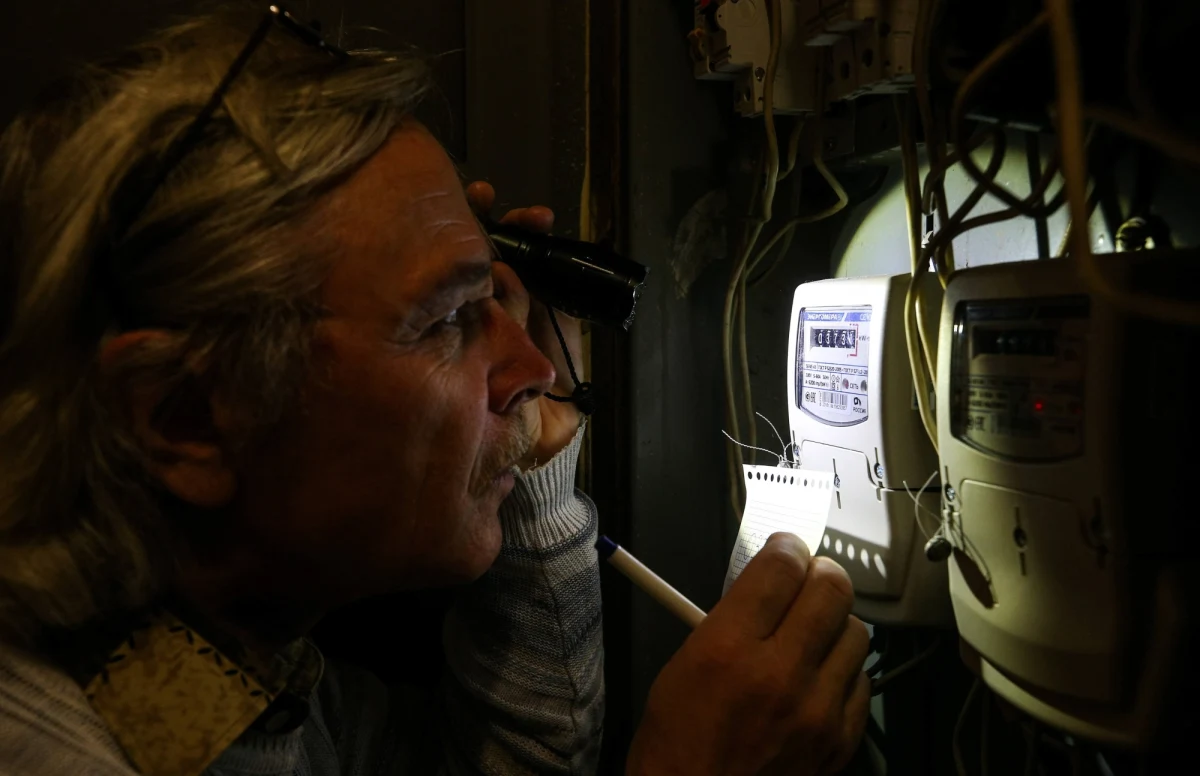 Ogromny odzew słuchaczy RMF FM w sprawie kontrowersyjnej sprzedaży door2door prowadzonej w imieniu spółki Energa-Obrót przez jednego z jej partnerów biznesowych. Jak ujawniliśmy wczoraj w Faktach RMF FM, przedstawiciele handlowi, oferując klientom zamrożenie ceny za kilowatogodzinę, zatajali przed nimi istotne informacje o dodatkowej opłacie. Klienci, którzy podpisali umowy, zostali zaskoczeni wyższymi rachunkami. W spółce Energa-Obrót prowadzone jest w tej sprawie "wielotorowe, wewnętrzne postępowanie". Z naszych ustaleń wynika, że zatajanie przed klientami szczegółów ofert mogło mieć też miejsce u innych partnerów biznesowych.