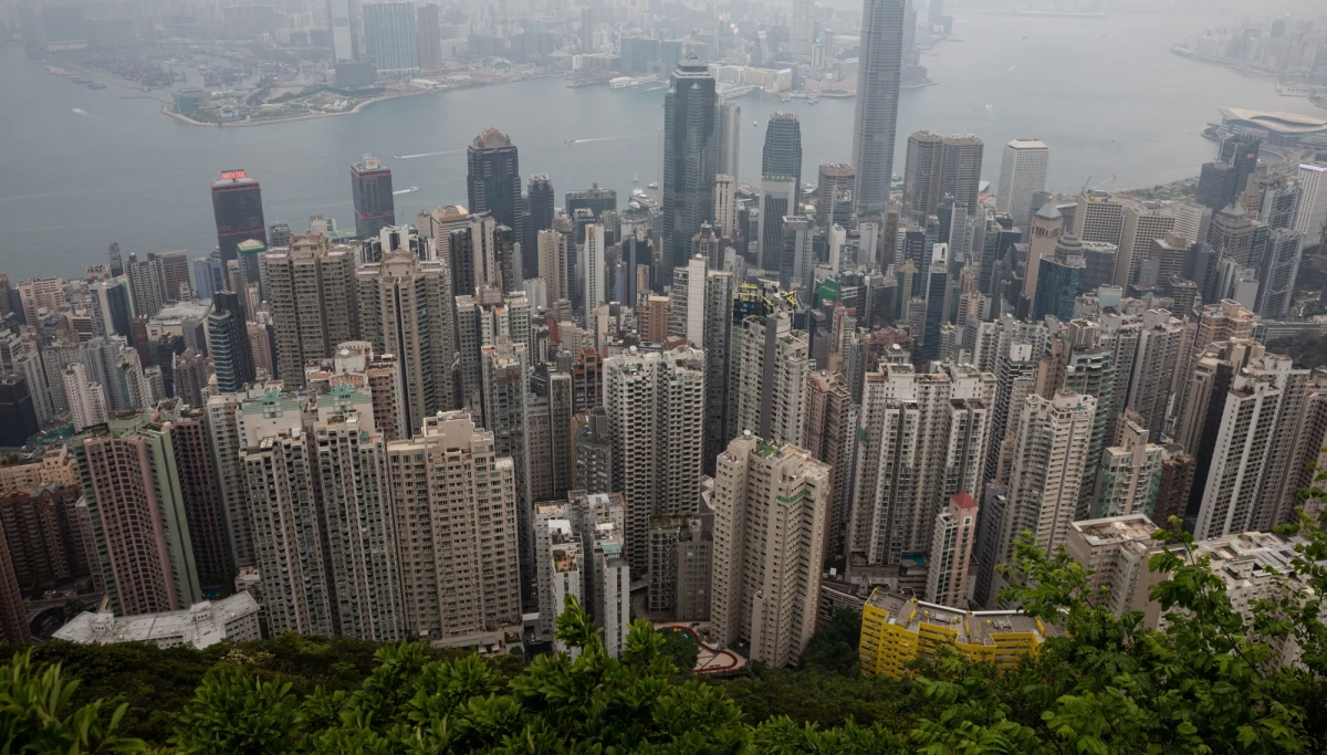 Władze Hongkongu poprosiły koncern AstraZeneca o wstrzymanie dostaw szczepionki na Covid-19 - potwierdziła w piątek sekretarz ds. zdrowia Sophia Chan. Media łączą tę decyzję z obawami o przypadki zakrzepów krwi wśród osób zaszczepionych tym preparatem.