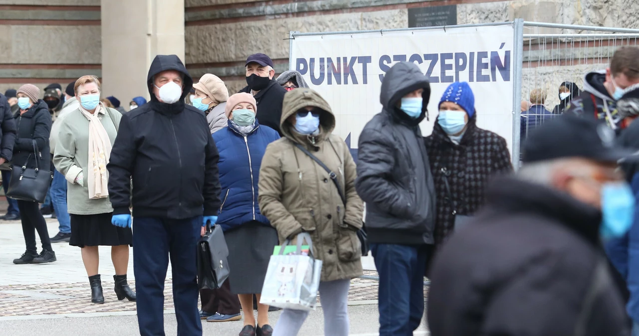 Szczepienia przeciwko COVID-19. Kolejka do punktu na Stadionie Narodowym