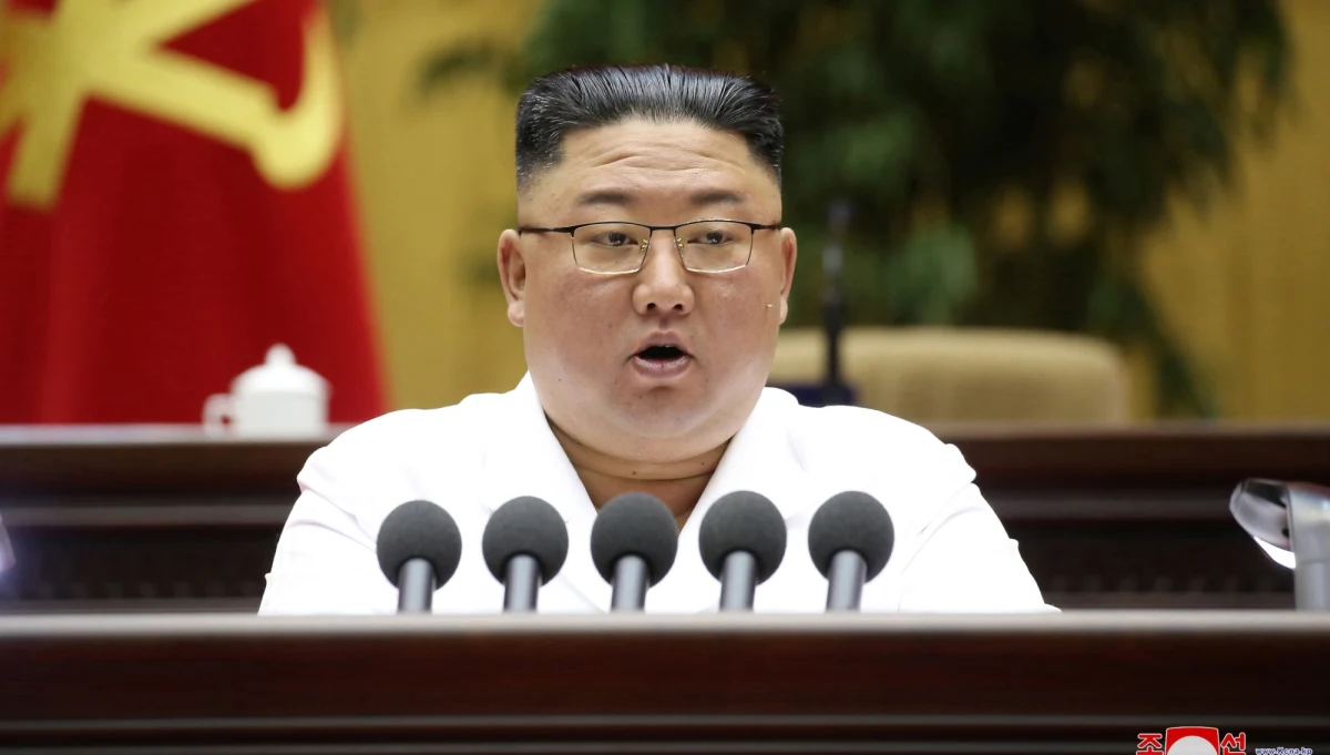 Przywódca Korei Północnej Kim Dzong Un wezwał aparat partyjny do podjęcia "kolejnego, trudniejszego ciężkiego marszu", by wydobyć kraj z kryzysu w obliczu nadchodzących "przeszkód i trudności" - poinformowały w piątek państwowe media północnokoreańskie.
