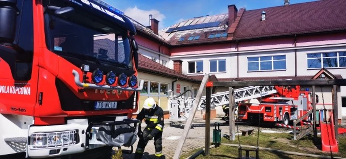 Dwanaście zastępów straży pożarnej gasi pożar szkoły podstawowej przy ulicy Szkolnej w podkieleckiej Cedzynie.