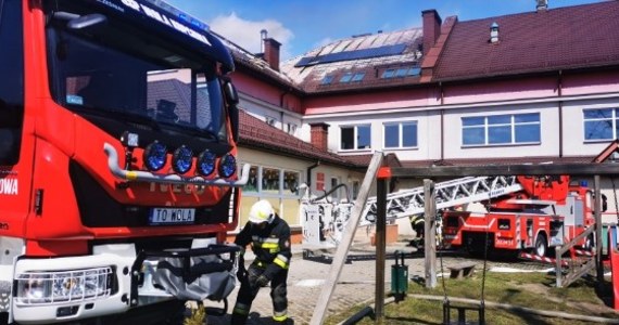 Dwanaście zastępów straży pożarnej gasi pożar szkoły podstawowej przy ulicy Szkolnej w podkieleckiej Cedzynie.