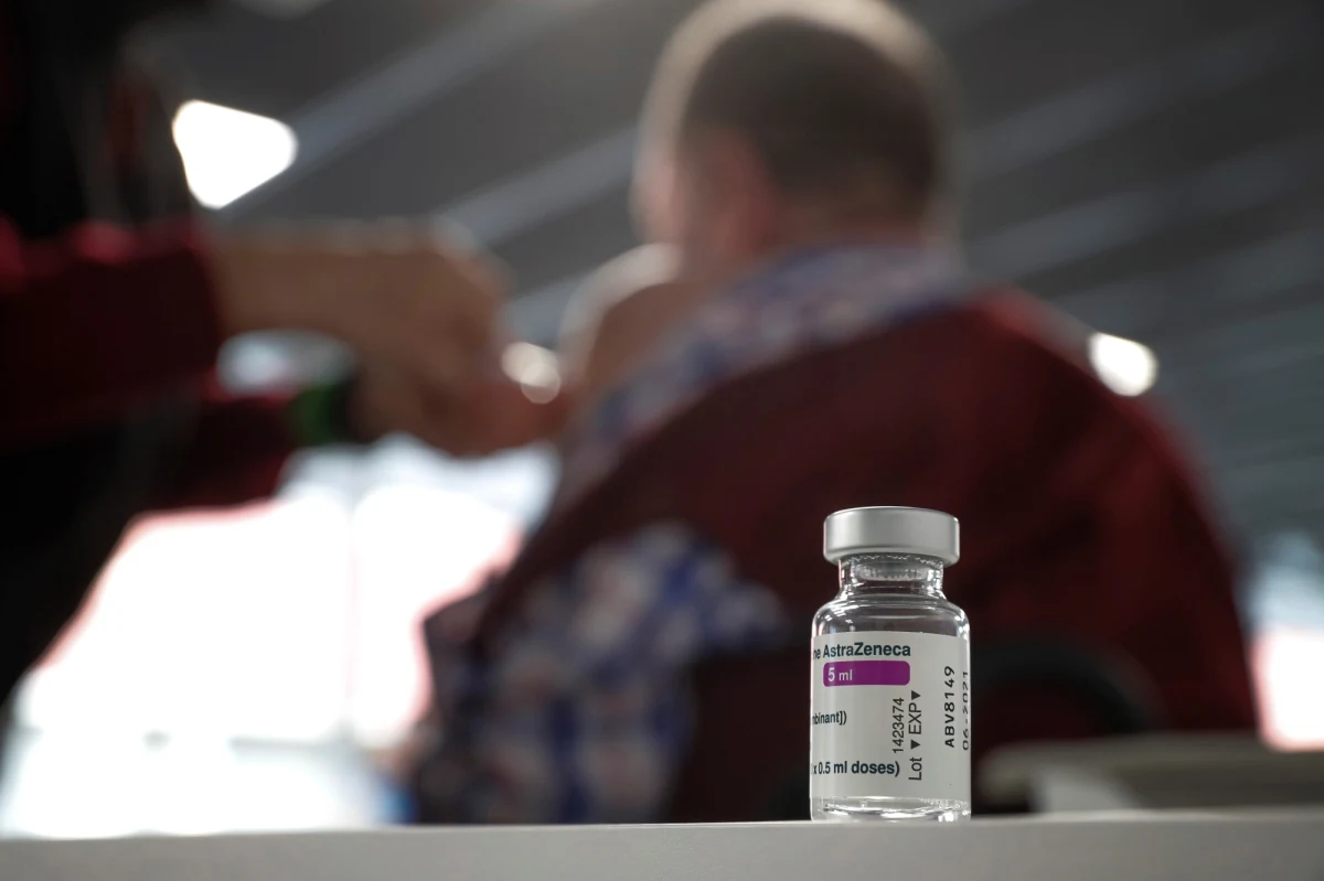 Nie potwierdzono jeszcze, że występuje związek między zakrzepicą zatok żylnych mózgu (CVST) a użyciem szczepionki AstraZeneca przeciwko Covid-19, jednak coraz więcej obserwacji na to wskazuje – informują eksperci brytyjscy w BBC News.