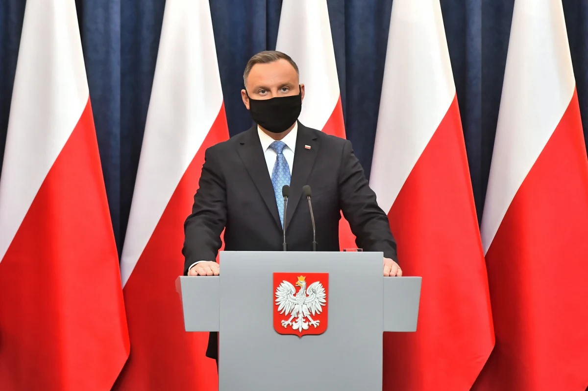 "Egzaminy maturalne odbędą się w terminie; rozpoczną się 4 maja i będą trwały ponad 20 dni. Będą przeprowadzane wyłącznie w formie pisemnej" - przekazał prezydent Andrzej Duda tuż po zakończeniu Rady Gabinetowej, która dotyczyła sytuacji epidemicznej w kraju. "Premier Mateusz Morawiecki i minister zdrowia Adam Niedzielski poinformowali mnie, że sytuacja epidemiczna wygląda lepiej niż się spodziewali" - dodał polityk. 