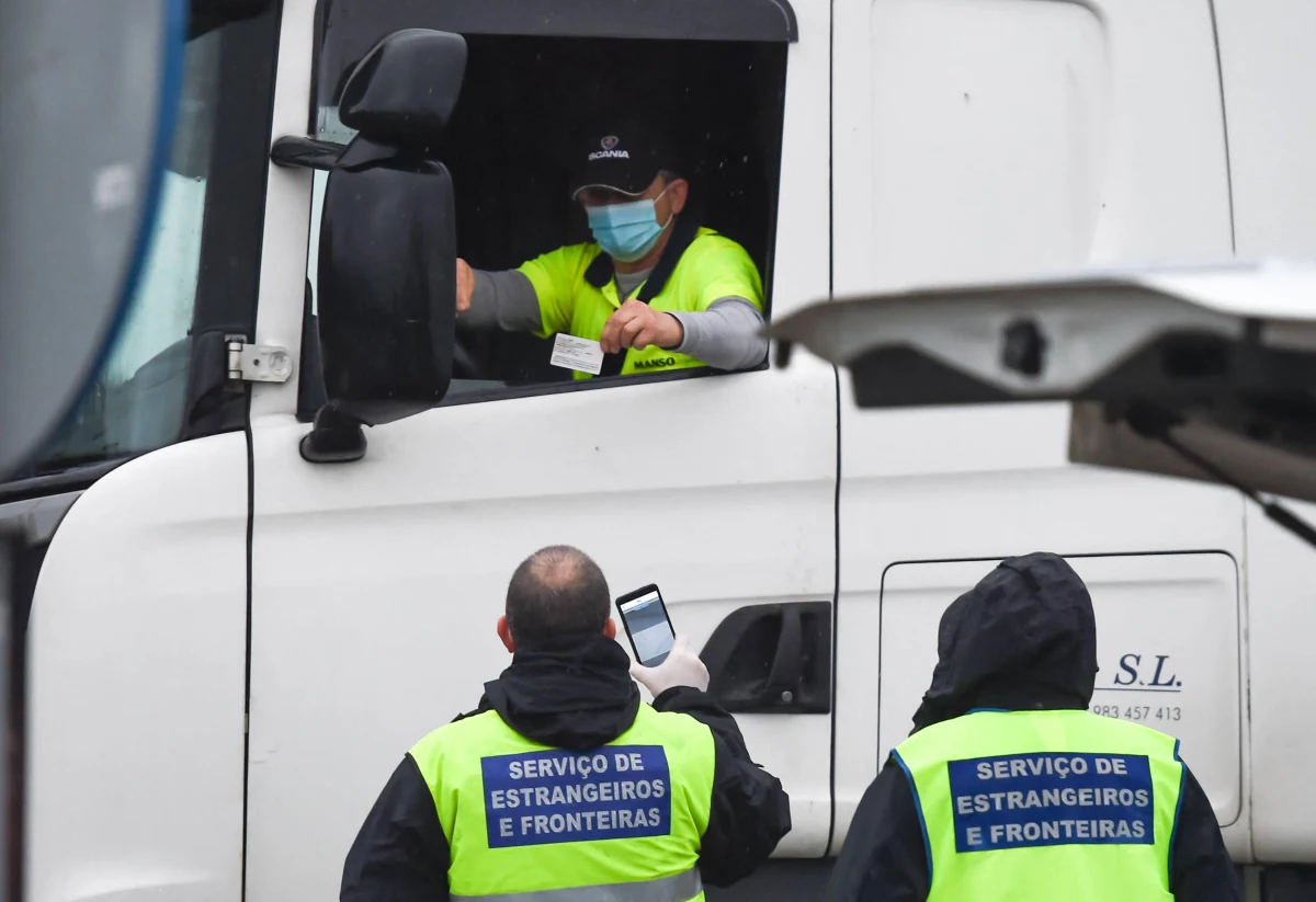 Prawie 9,2 tys. obcokrajowców, którzy przyjechali do Portugalii na Wielkanoc, zostało zobowiązanych do dwutygodniowej kwarantanny w tym kraju. Wśród izolowanych przybyszów są m.in. obywatele Polski.