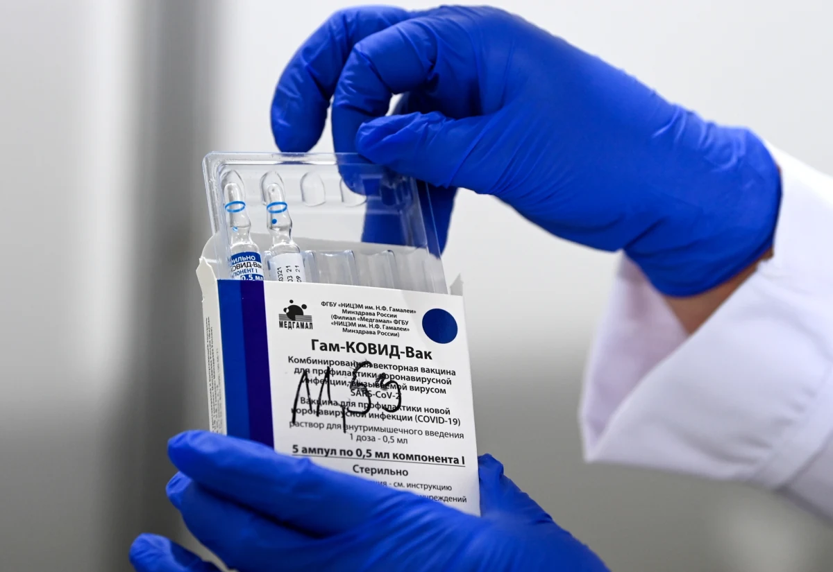 Afera związana z rosyjską szczepionka Sputnik V na Słowacji zatacza coraz większe kręgi. 28 marca marca, z powodu sprowadzenia do kraju preparatu bez certyfikatu Europejskiej Agencji Leków, ze stanowiskiem pożegnał się premier Igor Matovicz. Ponad tydzień później Rosjanie żądali jednak zwrotu szczepionek. Wczoraj natomiast Matovicz, który pełni teraz na Słowacji funkcję ministra finansów, pojechał do Moskwy, by załagodzić konflikt. 