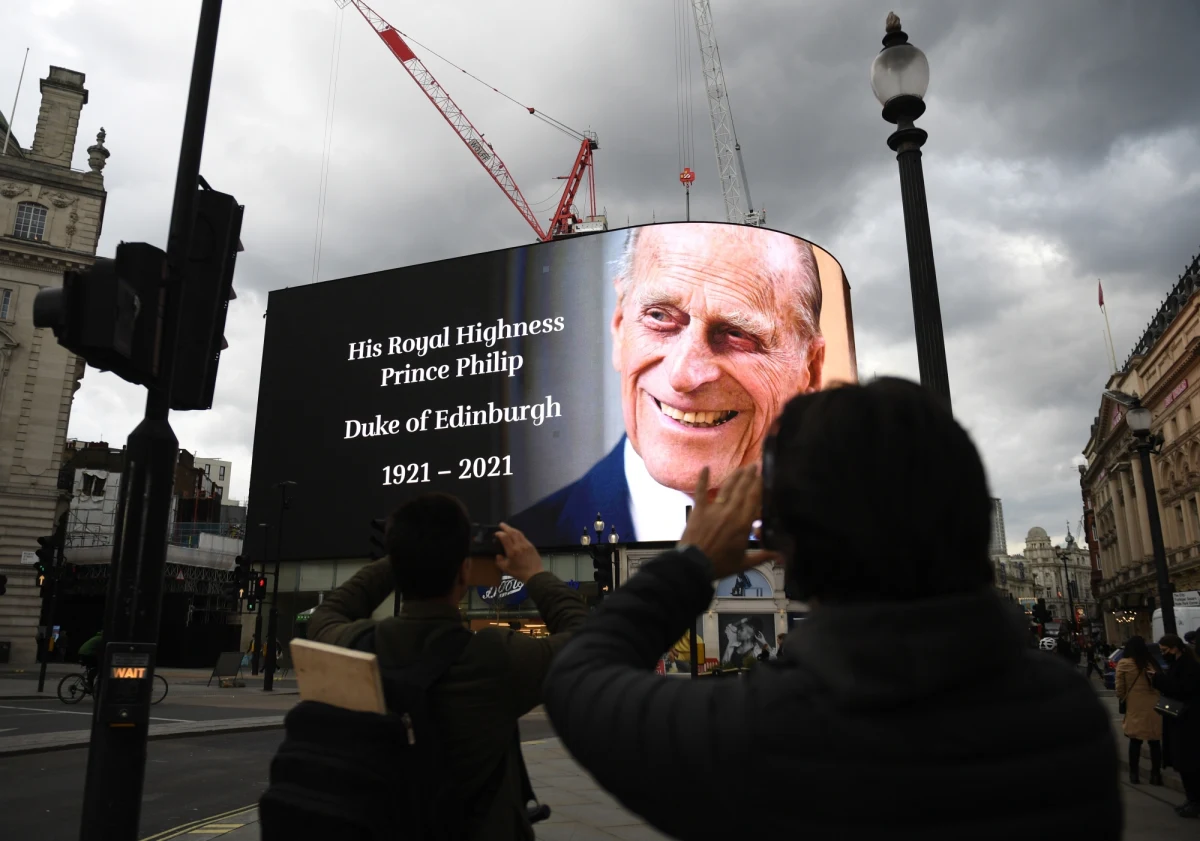 Pałac Buckingham poinformował o śmierci księcia Filipa, męża brytyjskiej królowej Elżbiety II. Po tej wiadomości pod zamkiem Windsor Brytyjczycy spontanicznie zaczęli składać kwiaty. Kondolencje przesłali również światowi przywódcy m.in. prezydent USA Joe Biden, kanclerz Niemiec Angela Merkel, prezydent Francji Emmanuel Macron, a także prezydent Polski Andrzej Duda. 