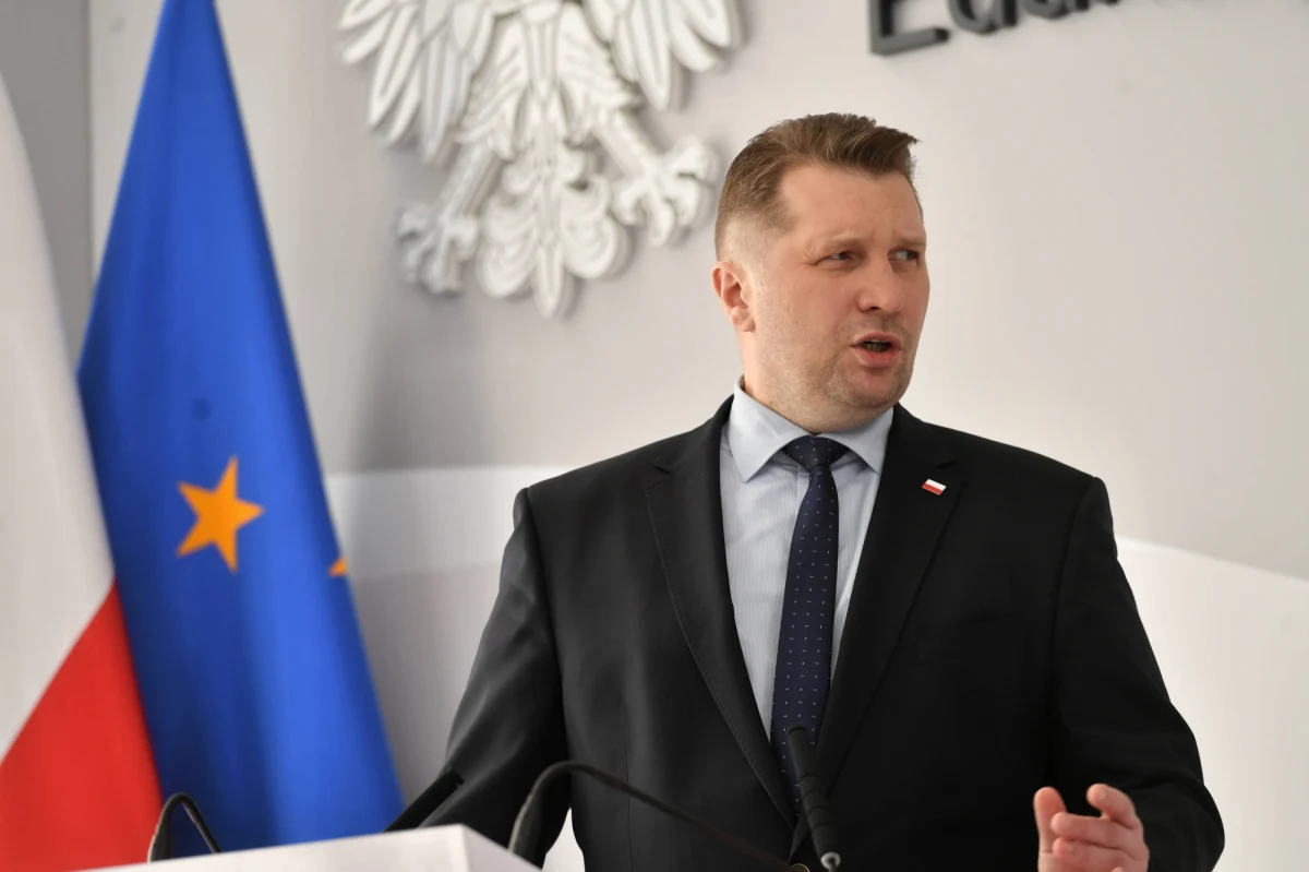 Czy w związku z wielomiesięczną zdalną nauką przyszłoroczni maturzyści i ósmoklasiści będą mogli liczyć na jakieś ułatwienia na egzaminach? Minister edukacji i nauki Przemysław Czarnek poinformował, że decyzja w tej sprawie zostanie ogłoszona w przyszłym tygodniu.