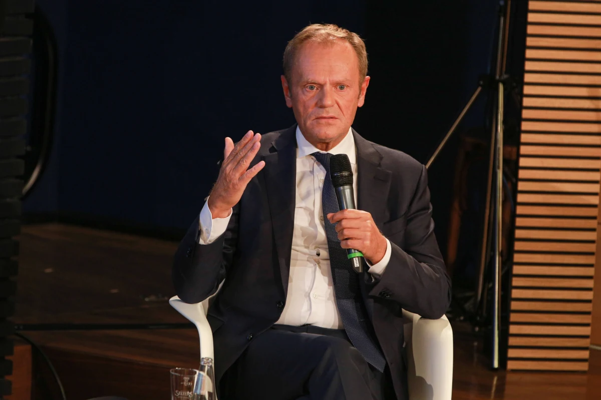 "Do tej pory nie mówiłem o tym publicznie, ale prezydent Lech Kaczyński, w rozmowie ze mną w cztery oczy, podkreślał po tzw. incydencie gruzińskim, że od czasu kiedy pilot odmówił lotu do Tbilisi, że on będzie sam podejmował decyzje, kiedy będzie latał samolotem prezydenckim, ponieważ jest głównodowodzącym. Mówił o tym także publicznie" - powiedział w TVN24 były  premier Donald Tusk. 