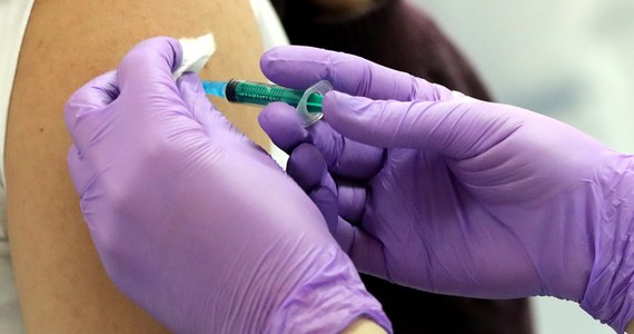 Amerykańska Agencja Żywności i Leków (FDA) oświadczyła, że obecnie nie ma żadnego związku między stwierdzonymi zakrzepami krwi a podaniem szczepionki przeciw Covid-19 firmy Johnson & Johnson. Jak dotąd zgłoszono cztery takie przypadki w USA.