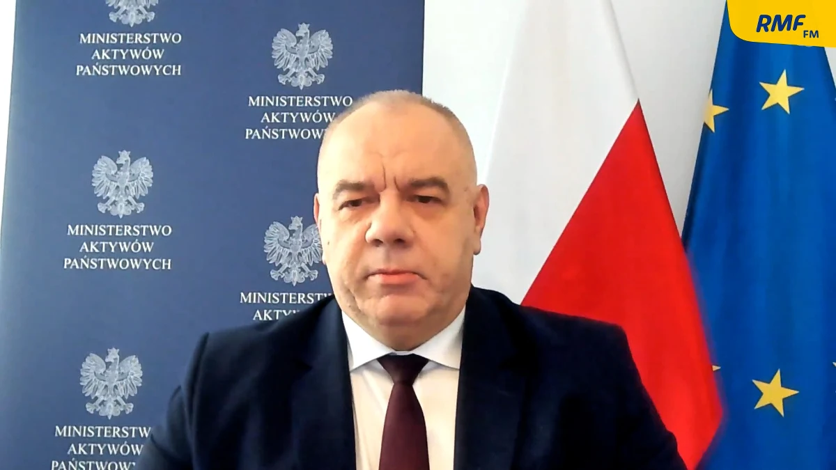 „Stoję w poczuciu tej ogromnej straty, a z drugiej strony też mam takie poczucie, że niestety, pomimo upływu 11 lat ta sprawa, która powinna być dla nas wszystkich takim elementem budowania wspólnoty, jest czymś, co cały czas dzieli Polaków. A dzieli Polaków dlatego, że są ciągle osoby, którym na tym zależy. Tutaj nie mogę uciec od wczorajszego wywiadu Donalda Tuska, który przekroczył wszelkie poziomy obrzydliwości w polityce, ale też w ogóle w życiu (…). Po 11 latach kolejna próba obciążania prezydenta Lecha Kaczyńskiego winą za tę tragedię za pomocą – nie mam co do tego żadnej wątpliwości – wymyślonych, rzekomych rozmów, które panowie odbywali wiele lat temu, o których nagle przypomina sobie po 11 latach. Widać, że Donald Tusk jest człowiekiem, który po pierwsze chce uciec od odpowiedzialności za to, co się wydarzyło. A od tej odpowiedzialności nie ucieknie. Był wtedy premierem, był człowiekiem, który decydował o tym jak to śledztwo będzie przebiegało, to on zdecydował o tym, że zastosowano niewłaściwą podstawę prawną. Dano Rosjanom wszystkie atuty do ręki”  - mówił w 11. rocznicę katastrofy smoleńskiej Gość Krzysztofa Ziemca w RMF FM, Jacek Sasin.