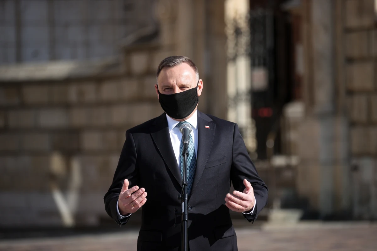 Prezydent Andrzej Duda w 11. rocznicę katastrofy smoleńskiej w sobotę rano oddał hołd spoczywającej w krypcie katedry na Wawelu parze prezydenckiej: Lechowi Kaczyńskiemu i jego małżonce Marii Kaczyńskiej oraz wszystkim ofiarom katastrofy samolotu Tu-154M. „Jestem przekonany, że oni, kiedy gdzieś tam patrzą na nas z niebios, wszyscy by tego chcieli, aby w większej ilości różnych naszych polskich spraw była wspólnota, był wzajemny szacunek ” – mówił. 