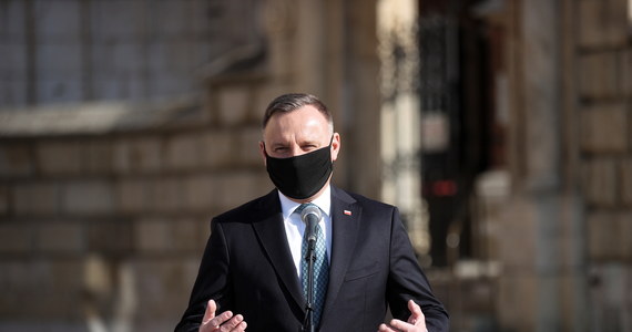 Prezydent Andrzej Duda w 11. rocznicę katastrofy smoleńskiej w sobotę rano oddał hołd spoczywającej w krypcie katedry na Wawelu parze prezydenckiej: Lechowi Kaczyńskiemu i jego małżonce Marii Kaczyńskiej oraz wszystkim ofiarom katastrofy samolotu Tu-154M. „Jestem przekonany, że oni, kiedy gdzieś tam patrzą na nas z niebios, wszyscy by tego chcieli, aby w większej ilości różnych naszych polskich spraw była wspólnota, był wzajemny szacunek ” – mówił. 