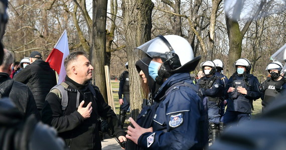 Kilkadziesiąt osób protestowało w Ogrodzie Saskim nieopodal pl. Piłsudskiego w Warszawie, gdzie odbywały się uroczystości upamiętniające pamięć ofiar katastrofy smoleńskiej. "Co najmniej sześć osób zostało zatrzymanych" - poinformował PAP rzecznik Komendy Stołecznej Policji nadkom. Sylwester Marczak.