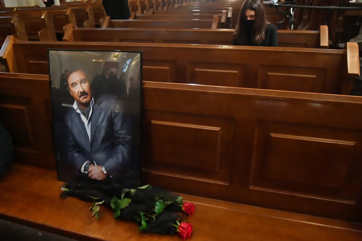 „Oto wokalista i kompozytor Krzysztof Krawczyk wyruszył parostatkiem w piękny rejs, statkiem na parę w piękny rejs. Najpiękniejszy, bo wieczny” – mówił w czasie uroczystości żałobnych Krzysztofa Krawczyka w łódzkiej archikatedrze biskup pomocniczy senior diecezji częstochowskiej Antoni Długosz, przyjaciel zmarłego w poniedziałek artysty. Obok rodziny i przyjaciół piosenkarza we mszy uczestniczyli również przedstawiciele władz państwowych i lokalnych. Krzysztof Krawczyk spoczął na cmentarzu w podłódzkiej miejscowości Grotniki, gdzie mieszkał. W małej leśnej nekropolii żegnało go ponad tysiąc ludzi. „Nikt nie mówił tu o nim inaczej niż ‘nasz Krzysio’” – wspominał starszy mieszkaniec Grotnik.