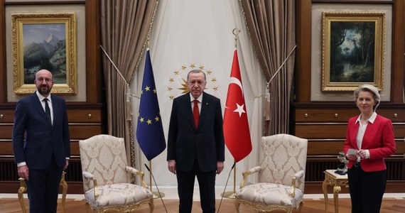 Szef Rady Europejskiej Charles Michel powiedział, że jest mu "bardzo przykro" z powodu tego, co stało się w Ankarze, gdzie podczas spotkania przedstawicieli instytucji UE z prezydentem Turcji Recepem Tayyipem Erdoganem zabrakło krzesła dla szefowej KE Ursuli von der Leyen.