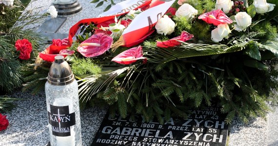 W Smoleńsku zginęła cząstka każdego z nas, tam zginęło 96 rodzin a nie osób - powiedziała na cmentarzu w Kaliszu Izabela Musielak, córka tragicznie zmarłej Gabrieli Zych, prezes kaliskiego Stowarzyszenia Rodzina Katyńska, która była jedną z ofiar katastrofy smoleńskiej.