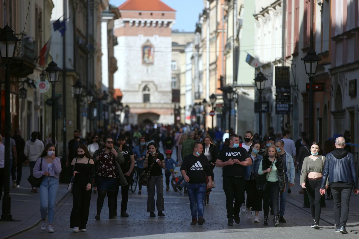 "Wiele wskazuje, że jesteśmy po szczycie fali epidemii koronawirusa, ale liczba zakażeń nie będzie spadać szybko; spadek do poziomu 3-5 tys. zakażeń zaobserwujemy dopiero w drugiej połowie maja" - uważa prof. Tyll Krüger, szef grupy MOCOS, zajmujący się modelowaniem matematycznym w medycynie i biologii.