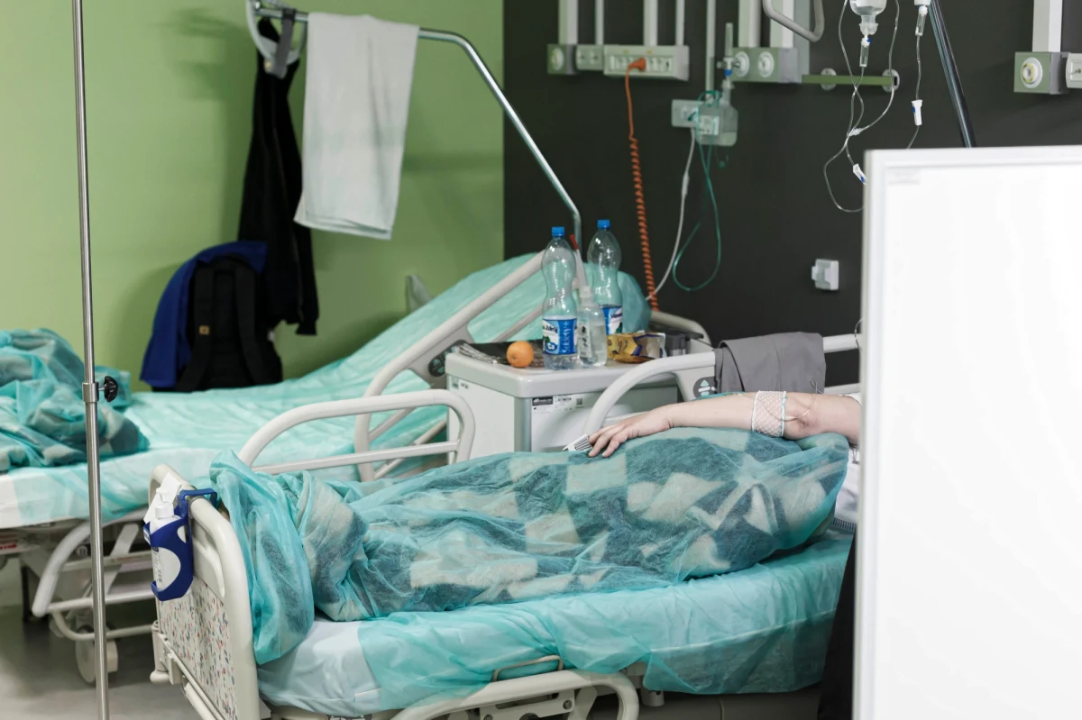 Co dziesiąta osoba łagodnie przechodząca Covid-19 jeszcze po ośmiu miesiącach po zakażeniu odczuwa co najmniej jeden objaw (umiarkowany do ciężkiego), który negatywnie wpływa na jej pracę, jakość życia lub kontakty towarzyskie - wynika w badania opublikowanego na łamach czasopisma „JAMA”.