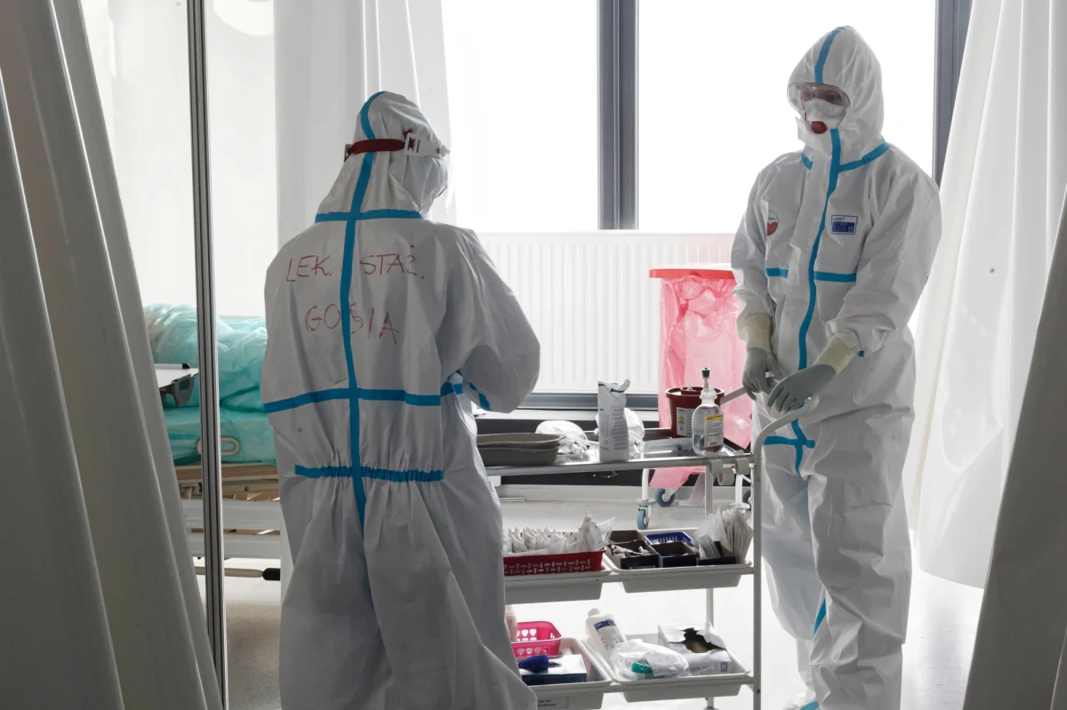 Ministerstwo Zdrowia informuje o 21 703 nowych przypadkach zakażenia koronawirusem. Ostatniej doby zmarło 245 chorych na Covid-19. Zajętych jest 3 459 respiratorów - najwięcej od początku pandemii. Bilans epidemii koronawirusa w Polsce to 2 574 631 zakażonych. Nie żyje 58 421 spośród nich. 