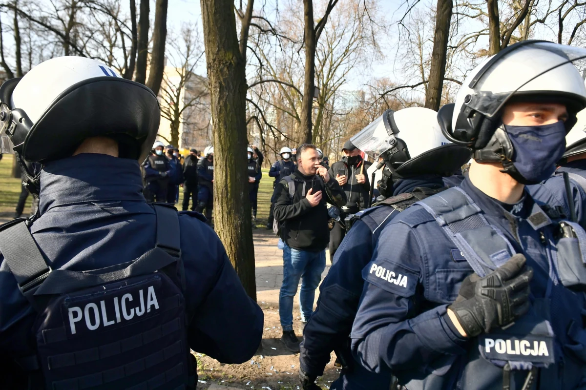 11 osób zostało zatrzymanych, 19 osób z mandatami, 295 osób wylegitymowanych - to bilans wczorajszych protestów obok pl. Piłsudskiego w Warszawie przed uroczystościami z okazji 11. rocznicy katastrofy smoleńskiej. Policja zapowiada, że skieruje do sądu wnioski o ukaranie 193 osób.
