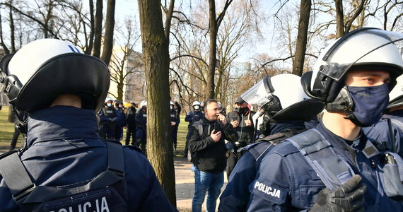 11 osób zostało zatrzymanych, 19 osób z mandatami, 295 osób wylegitymowanych - to bilans wczorajszych protestów obok pl. Piłsudskiego w Warszawie przed uroczystościami z okazji 11. rocznicy katastrofy smoleńskiej. Policja zapowiada, że skieruje do sądu wnioski o ukaranie 193 osób.