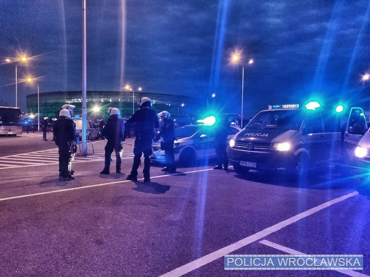 Policjanci zatrzymali dwie osoby i wylegitymowali ponad 360 przed wrocławskim stadionem. Wczoraj wieczorem - podczas meczu piłkarzy Śląska Wrocław i Lechii Gdańsk - zebrała się tam grupa kibiców. 