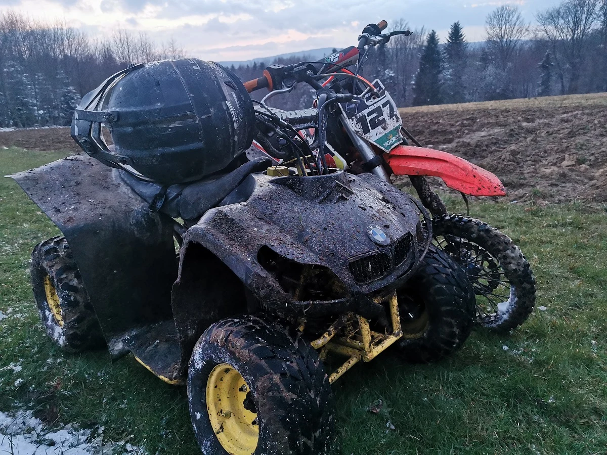 Dwaj nastolatkowie, którzy nielegalnie jeździli quadem i motocrossem po rezerwacie „Mójka” na Podkarpaciu, zatrzymani przez policję. Według relacji straży leśnej jeden z nich próbował rozjechać leśnika.