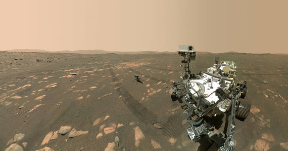 NASA poinformowała o przesunięciu pierwszego testowego lotu helikopterka Ingenuity na Marsie. Pierwotnie zapowiadano, że urządzenie wzbije się w atmosferę Czerwonej Planety w poniedziałek nad ranem polskiego czasu. Obecnie planuje się, że lot nastąpi nie wcześniej niż w środę 14 kwietnia. Opóźnienie wiąże się z potrzebą dodatkowej analizy danych po piątkowych testach urządzenia. NASA informuje, że podczas testów rozpędzania wirników helikopterka procedura przejścia komputera pokładowego do konfiguracji "Lot" została automatycznie wstrzymana.