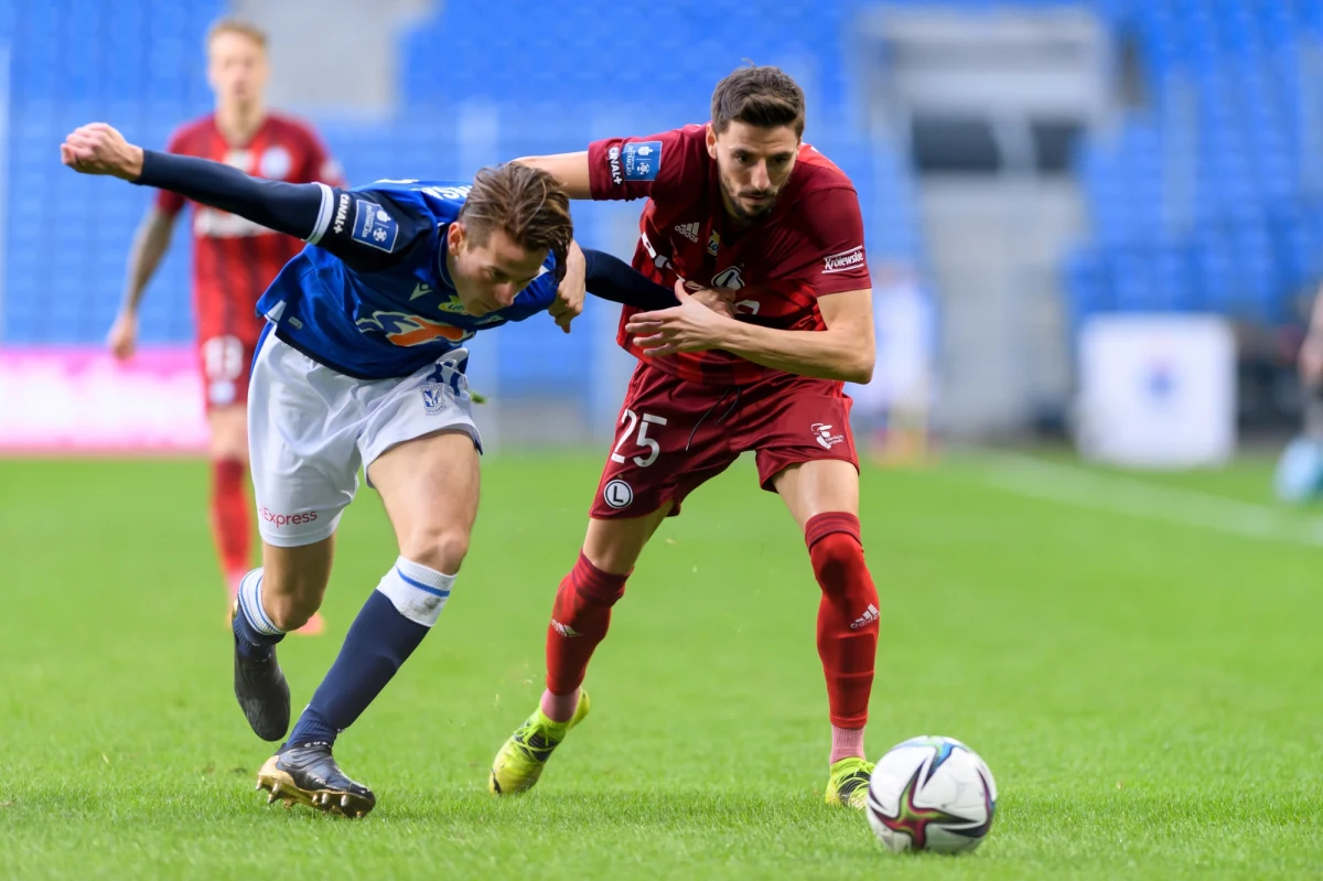 Bezbramkowym remisem zakończył się pojedynek Lecha Poznań i Legii Warszawa w 24. kolejce Ekstraklasy. Ligowy klasyk mocno rozczarował. Lechici, prowadzeni przez tymczasowego trenera Janusza Górę, przerwali serię sześciu zwycięstw Legii, ale remis nie mógł ich zadowolić. Legioniści, którzy w ostatnich meczach imponowali skutecznością, w stolicy Wielkopolski w ataku zagrali mało kreatywnie.