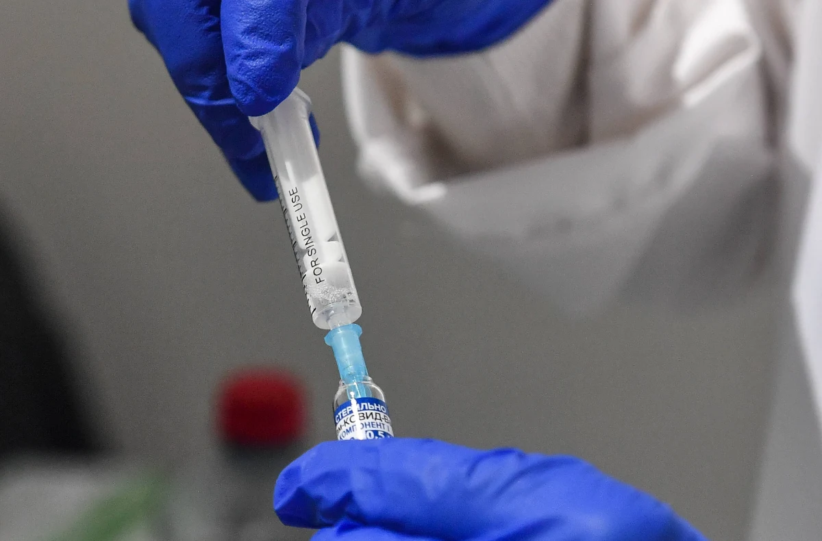 "Mamy na razie za mało danych, żeby wprowadzać rosyjską szczepionkę Sputnik V do obrotu, więc Polska nie wprowadzi obecnie tej szczepionki" - powiedział szef Urzędu Rejestracji Produktów Leczniczych, Wyrobów Medycznych i Produktów Biobójczych Grzegorz Cessak.