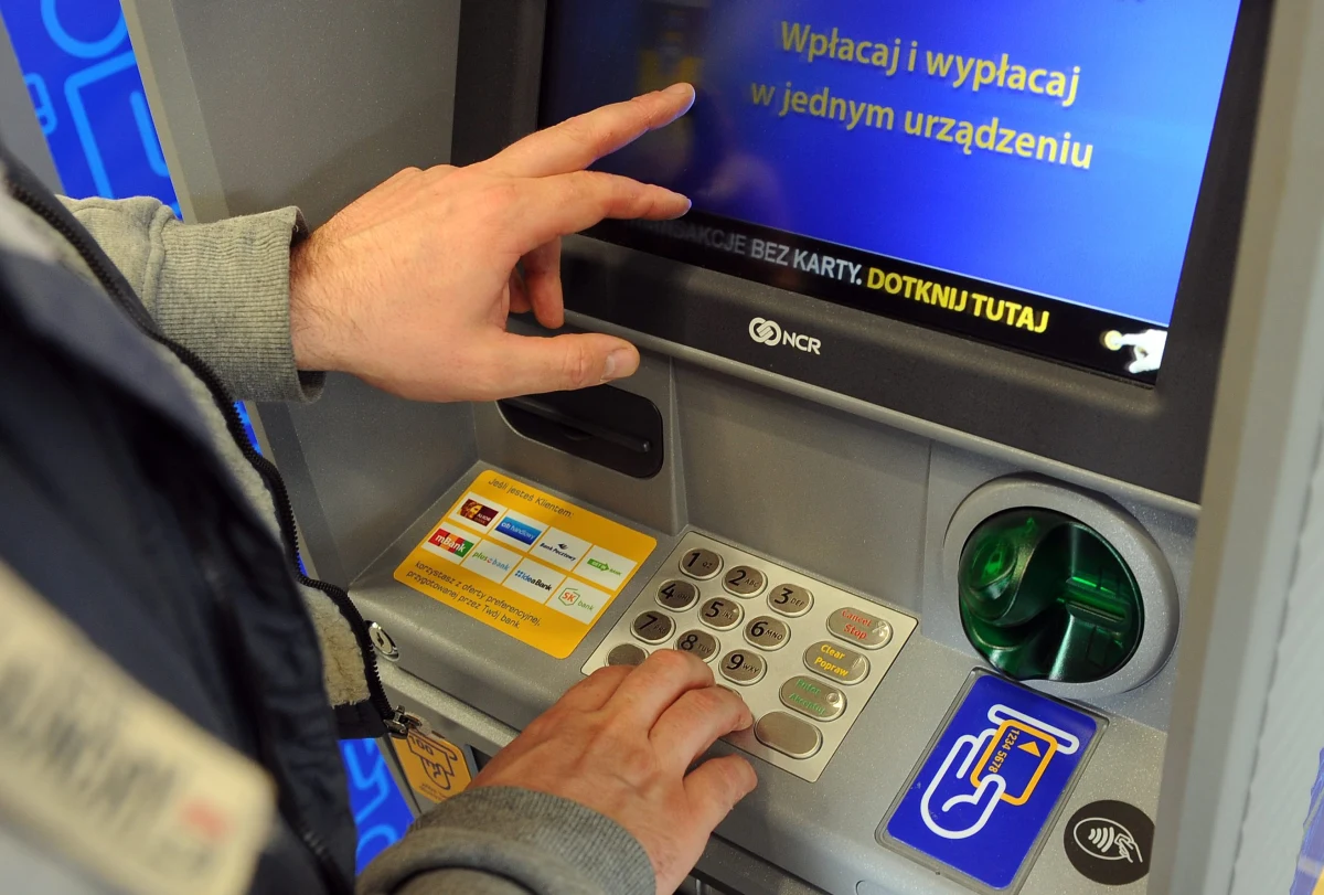 Wielkopolscy policjanci rozbili grupę zajmującą się wysadzaniem w powietrze i okradaniem bankomatów. Zatrzymano cztery osoby. Według wstępnych szacunków, mężczyźni zrabowali łącznie około 1,5 mln złotych. 