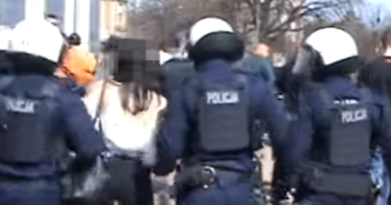 Dolnośląska policji opublikowała film, przedstawiający wydarzenia poprzedzające interwencję w Głogowie. W czasie protestu przeciwko koronawirusowym restrykcjom, który przyciągnął około 200 ludzi, jeden z interweniujących policjantów użył pałki wobec młodej kobiety i przewrócił ją na ziemię. Wideo, na którym zarejestrowano incydent, trafiło do sieci, sprawa wywołała falę komentarzy – m.in. polityków opozycji.