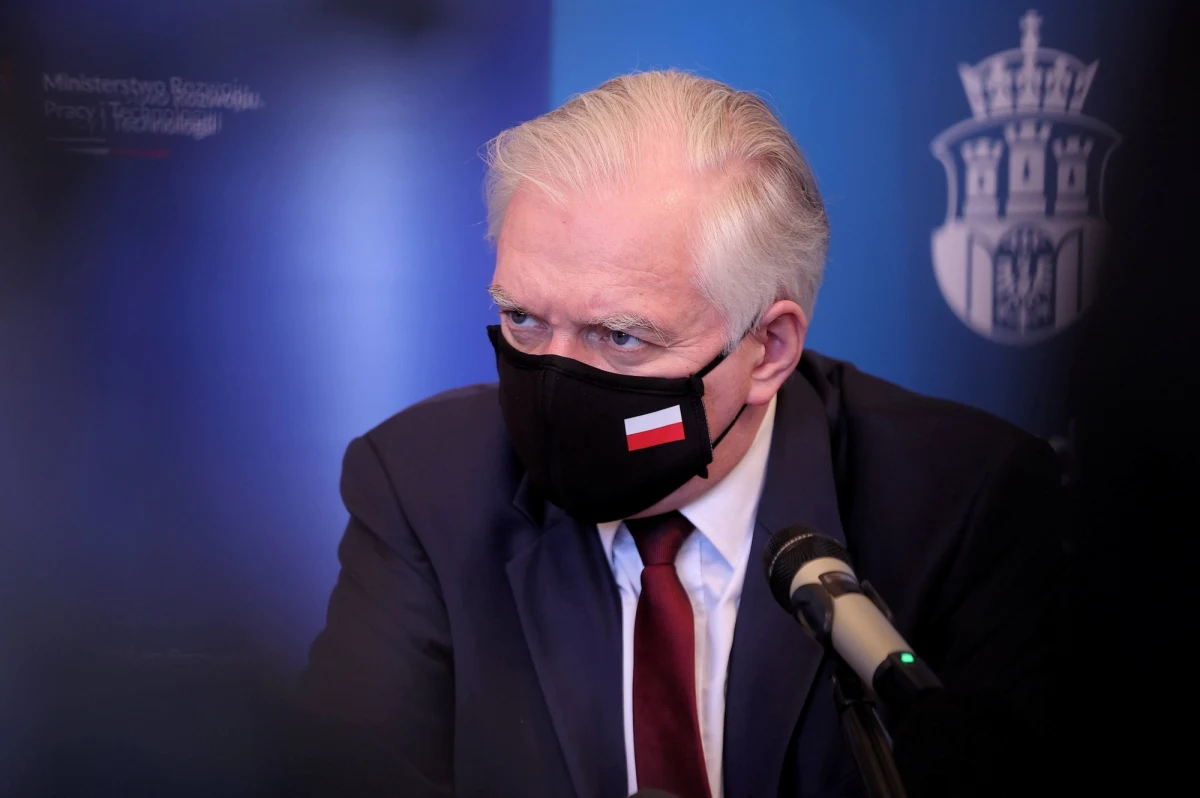 Jarosław Gowin odcina się od przedstawionych przez komisję Antoniego Macierewicza wniosków w sprawie katastrofy smoleńskiej. "Nie znajduję dzisiaj żadnych poszlak, ani przesłanek, które przekonywałyby mnie do tezy o ewentualnym zamachu" - mówi wicepremier.