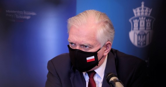 Jarosław Gowin odcina się od przedstawionych przez komisję Antoniego Macierewicza wniosków w sprawie katastrofy smoleńskiej. "Nie znajduję dzisiaj żadnych poszlak, ani przesłanek, które przekonywałyby mnie do tezy o ewentualnym zamachu" - mówi wicepremier.