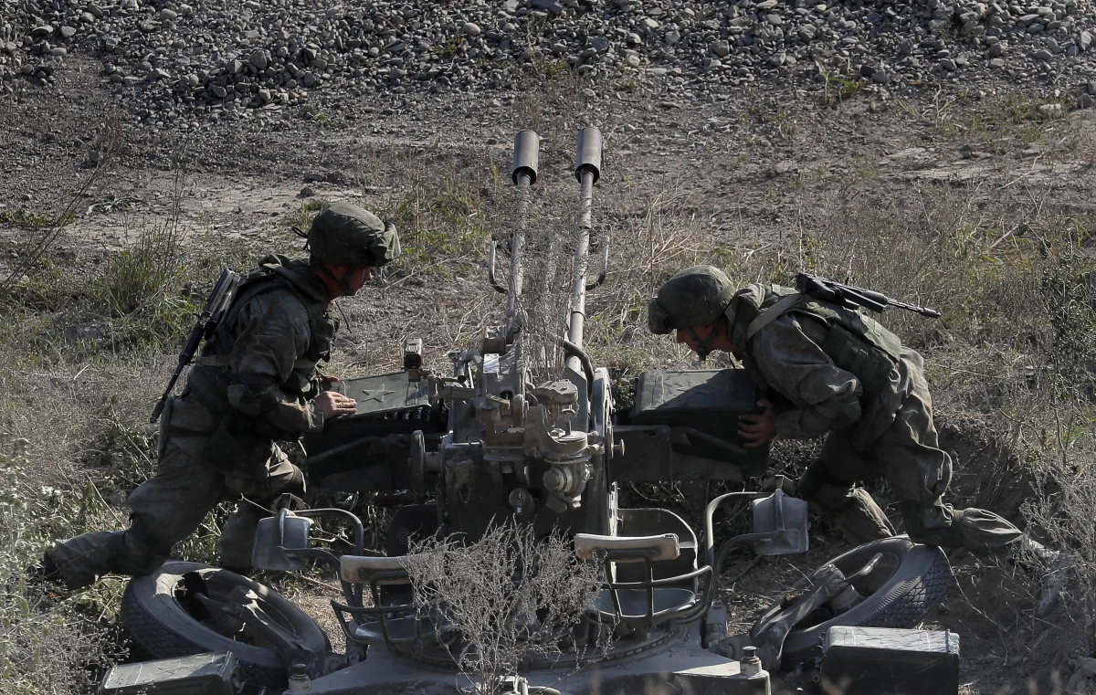 Świat coraz baczniej przygląda się sytuacji na wschodzie Ukrainy i tuż za jej granicą. Dzisiaj zaniepokojenie ruchami rosyjskich wojsk w pobliżu granicy rosyjsko-ukraińskiej wyraziła Komisja Europejska. Bruksela wezwała Kreml do „powstrzymania się od wszelkich kroków”, które mogłyby zaognić sytuację. Temat ma pojawić się podczas najbliższych rozmów ministrów spraw zagranicznych państw UE.
