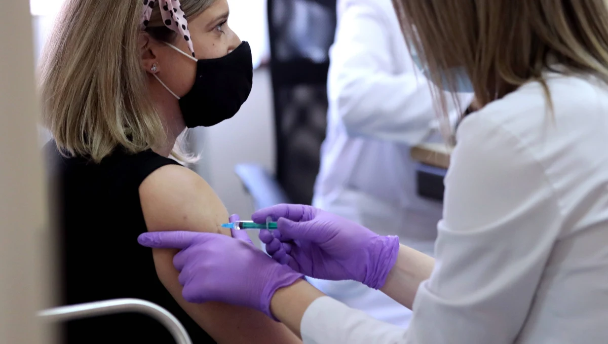 Pięć kolejnych grup zawodowych zostanie priorytetowo zaszczepionych przeciwko Covid-19: o takiej decyzji ministra zdrowia poinformował pełnomocnik rządu ds. szczepień Michał Dworczyk. Sprawa dotyczy w sumie 1 800 ludzi.