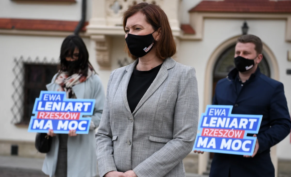 "Rzeszów ma moc" - to hasło wyborcze kandydatki PiS w przedterminowych wyborach na prezydenta Rzeszowa wojewody podkarpackiego Ewa Leniart, które zaprezentowała w poniedziałek. Chcę, aby wszystkim niezależnie od przekonań politycznych dobrze się w tym mieście mieszkało - mówiła.