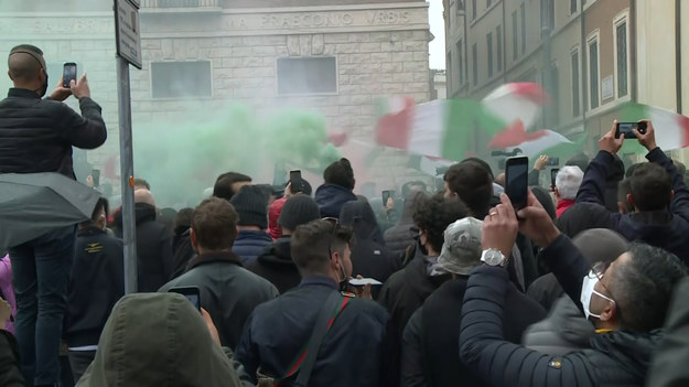 Włosi mają już dość obostrzeń. Rzymscy właściciele firm i pracownicy restauracji protestują na placu w stolicy Włoch.